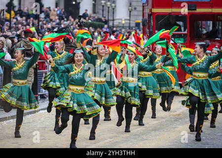 London, Großbritannien. November 2024. Die Lord Mayor's Show, eine farbenfrohe Prozession aus dem 13. Jahrhundert, beginnt im Mansion House durch die City of London über St Paul's zu den königlichen Höfen und zurück. Mehr als 120 Wagen und viele Gruppen aus den Worshipful-Unternehmen, Stadthandwerken, Wohltätigkeitsorganisationen, dem Militär und anderen nehmen in diesem Jahr Teil. Quelle: Imageplotter/Alamy Live News Stockfoto