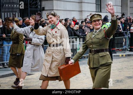 London, Großbritannien. November 2024. Die Lord Mayor's Show, eine farbenfrohe Prozession aus dem 13. Jahrhundert, beginnt im Mansion House durch die City of London über St Paul's zu den königlichen Höfen und zurück. Mehr als 120 Wagen und viele Gruppen aus den Worshipful-Unternehmen, Stadthandwerken, Wohltätigkeitsorganisationen, dem Militär und anderen nehmen in diesem Jahr Teil. Quelle: Imageplotter/Alamy Live News Stockfoto