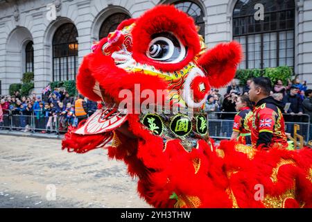 London, Großbritannien. November 2025. Die Bank of China mit einem roten Löwentänzer. Die Lord Mayor's Show, eine farbenfrohe Prozession aus dem 13. Jahrhundert, beginnt im Mansion House durch die City of London über St Paul's zu den königlichen Höfen und zurück. Mehr als 120 Wagen und viele Gruppen aus den Worshipful-Unternehmen, Stadthandwerken, Wohltätigkeitsorganisationen, dem Militär und anderen nehmen in diesem Jahr Teil. Quelle: Imageplotter/Alamy Live News Stockfoto