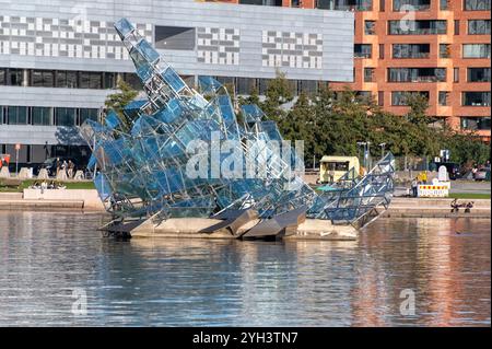 Eine dauerhaft verankerte, glitzernde Skulptur namens „She Lies“ im Hafen von Oslo in Norwegen, gegenüber der Oper von Oslo. Der schwimmende Edelstahl-ste Stockfoto