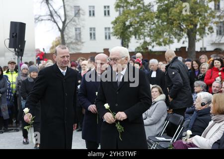 Deutschland, Berlin, 9. November 2024. Prof. Dr. Axel Klausmeier, Regierender Bürgermeister Kai Wegner und Bundespräsident Frank-Walter Steinmeier anlässlich der Veranstaltung zum 35. Jahrestag des Mauerfalls an der Gedenkstätte Berliner Mauer in der Bernauer Straße. Stockfoto