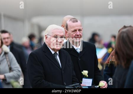 Deutschland, Berlin, 9. November 2024. Bundespräsident Frank-Walter Steinmeier und Prof. Dr. Axel Klausmeier anlässlich der Veranstaltung zum 35. Jahrestag des Mauerfalls an der Gedenkstätte Berliner Mauer in der Bernauer Straße. Stockfoto