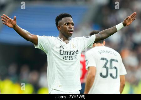 Madrid, Esp. November 2024. Real Madrid's Vinicius Junior feiert, nachdem er am Samstag, den 9. November 2024, im Santiago Bernabeu Stadion in Madrid, Spanien das vierte Tor beim spanischen Fußballspiel La Liga zwischen Real Madrid und Osasuna erzielte. (AP Photo/Jose Breton) Credit: LaPresse/Alamy Live News Stockfoto