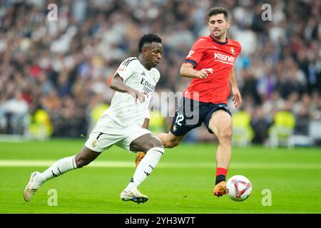 Madrid, Esp. November 2024. Real Madrids Vinicius Junior fordert den Ball mit Osasunas Jesus Areso während des spanischen Fußballspiels La Liga zwischen Real Madrid und Osasuna im Santiago Bernabeu Stadion in Madrid, Spanien, Samstag, 9. November 2024. (AP Photo/Jose Breton) Credit: LaPresse/Alamy Live News Stockfoto