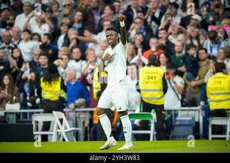 Madrid, Esp. November 2024. Real Madrid's Vinicius Junior feiert, nachdem er sein drittes Tor beim spanischen Fußballspiel La Liga zwischen Real Madrid und Osasuna im Santiago Bernabeu Stadion in Madrid erzielt hat 2024. (AP Photo/Jose Breton) Credit: LaPresse/Alamy Live News Stockfoto