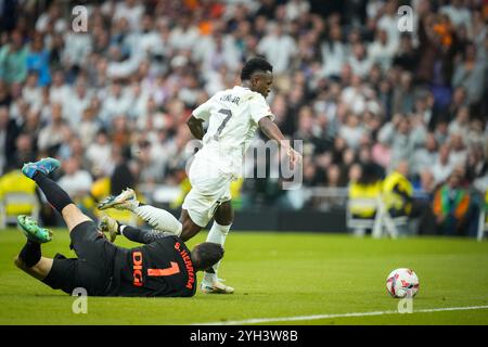 Madrid, Esp. November 2024. Der Real Madrids Vinicius Junior erzielt sein drittes Tor beim spanischen Fußballspiel La Liga zwischen Real Madrid und Osasuna im Santiago Bernabeu Stadion in Madrid, Spanien, Samstag, 9. November 2024. (AP Photo/Jose Breton) Credit: LaPresse/Alamy Live News Stockfoto