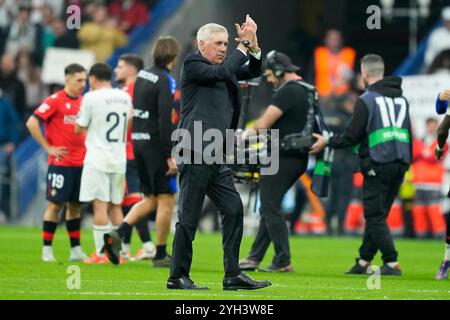 Madrid, Esp. November 2024. Real Madrids Cheftrainer Carlo Ancelotti applaudiert zum Ende des spanischen Fußballspiels La Liga zwischen Real Madrid und Osasuna im Santiago Bernabeu Stadion in Madrid, Spanien, Samstag, 9. November 2024. (AP Photo/Jose Breton) Credit: LaPresse/Alamy Live News Stockfoto