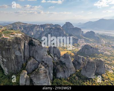 Luftdrohnenfoto der berühmten Berge von Meteora mit Abteien auf der Spitze in Kalampaka Griechenland. Stockfoto