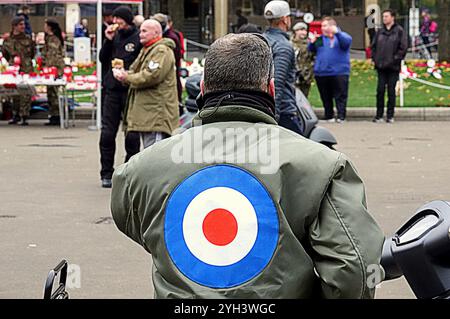 Glasgow, Schottland, Großbritannien. November 2024. Jährliche Glasgow Remembrance Scooter Ride organisiert vom High Numbers Scooter Club. Glasgow Scooter Clubs besuchen Kriegsdenkmäler in der ganzen Stadt, die heute mit einer Hommage an das Cenotaph auf dem george Square enden. Credit Gerard Ferry /Alamy Live News Stockfoto