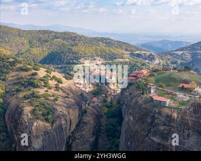 Luftdrohnenfoto der berühmten Berge von Meteora mit Abteien auf der Spitze in Kalampaka Griechenland. Stockfoto