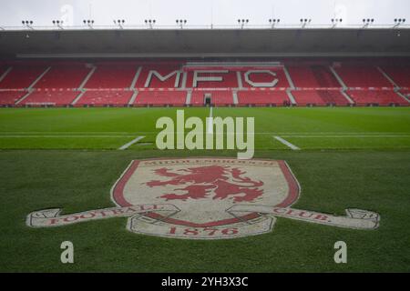 Middlesbrough Club Crest im Riverside Stadion während des Sky Bet Championship Matches zwischen Middlesbrough und Luton Town im Riverside Stadium, Middlesbrough am Samstag, den 9. November 2024. (Foto: Scott Llewellyn | MI News) Credit: MI News & Sport /Alamy Live News Stockfoto