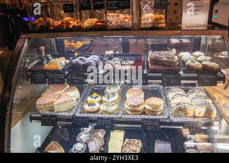 Gekühlter Frischgebäcktheke für süßes Gebäck in der Patisserie in Malmkoping, Schweden Stockfoto