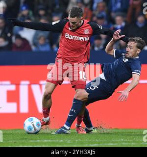 Bochum, Deutschland. November 2024. Fußball 1. Bundesliga 10. Spieltag VfL Bochum - Bayer 04 Leverkusen am 09.11.2024 im Vonovia Ruhrstadion in Bochum Florian Wirtz ( Leverkusen ), links - Felix Passlack ( Bochum ), rechts DFL-Vorschriften verbieten jede Verwendung von Fotografien als Bildsequenzen und/oder Quasi-Video. Foto: Revierfoto Credit: ddp Media GmbH/Alamy Live News Stockfoto