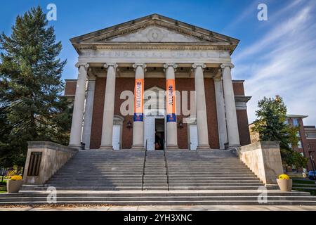 Die Außenfassade der Hendricks Chapel auf dem Campus der Syracuse University im Bundesstaat New York. Stockfoto