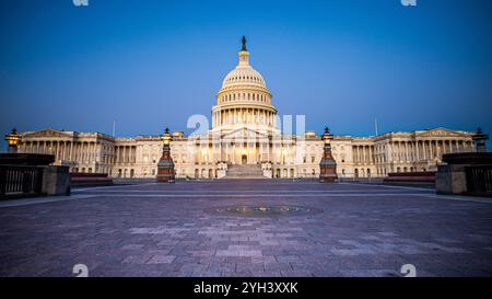 Washington D.C. – 21. Okt. 2024; beleuchteter Fußweg führt zum kuppelförmigen Hauptgebäude der Vereinigten Staaten, in dem sich Senat und Repräsentantenhaus befinden Stockfoto