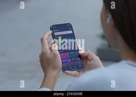 China. November 2024. In dieser Fotoabbildung durchsucht Eine Frau die Spotify App, um Musik auf ihrem Smartphone zu hören (Credit Image: © Serene Lee/SOPA images via ZUMA Press Wire). Nicht für kommerzielle ZWECKE! Stockfoto