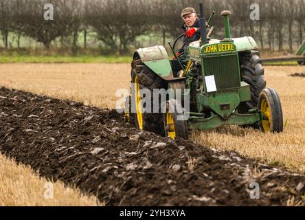John Deer Traktor aus den 1930er Jahren, Pflügen von Furchen, East Lothian Pflügen Spiel, Schottland, Großbritannien Stockfoto