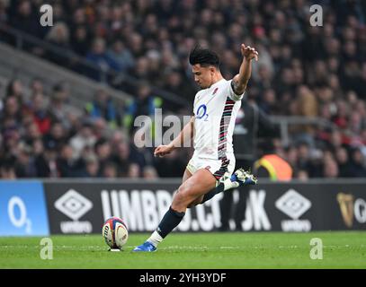 9. November 2024; Allianz Stadium, London, England: Herbstrugby International, England gegen Australien; Marcus Smith aus England schießt 15-3 in der 19. Minute ein Elfmetertor Stockfoto