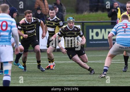 Melrose, Großbritannien. November 2024. Roly Brett ( Melrose RFC 1st XV ) mit dem Ball am Samstag, den 09. November 2024 während des Arnold Clark Premiership (Men's) Spiels, Melrose Rugby gegen Edinburgh Academical FC First Half ( Credit: Rob Gray/Alamy Live News) Stockfoto