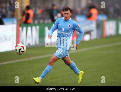 München, Deutschland, 09. November 2024: Fussball, Herren, 3.Liga, Saison 2024/2025, TSV 1860 München - SV Waldhof Mannheim, Grünwalder Stadion Lukas Reich (TSV 1860 München) mit Ball DFB-Vorschriften verbieten jede Verwendung von Fotografien als Bildsequenzen und/oder Quasi-Video Stockfoto