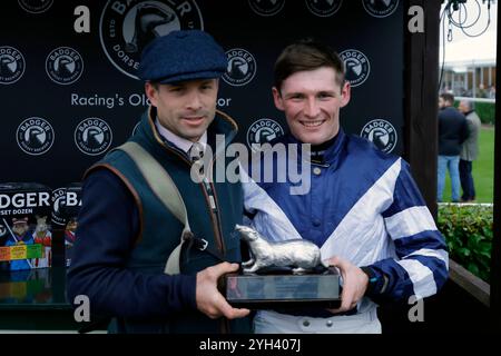 Jockey Callum Pritchard (links) mit Trainer Sam Thomas, nachdem er Al Dancer zum 63. Badger Beer Handicap Chase (Premier Handicap) (GBB Race) (Klasse 1) auf der Wincanton Racecourse gefahren hatte. Bilddatum: Samstag, 9. November 2024. Stockfoto