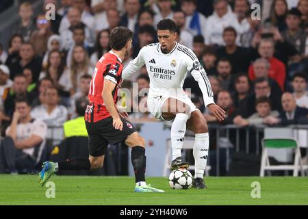 Madrid, Spanien, 5. November 2024. Jude Bellingham von Real Madrid kontrolliert den Ball als Christian Pulisic vom AC Milan beim UEFA Champions League-Spiel im Santiago Bernabau, Madrid. Der Bildnachweis sollte lauten: Jonathan Moscrop / Sportimage Stockfoto