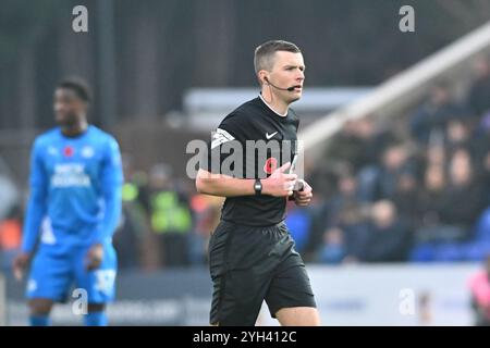 London Road, Peterborough am Samstag, 9. November 2024. Der Schiedsrichter Edward Duckworth (Match-Schiedsrichter) sieht beim Spiel der Sky Bet League 1 zwischen Peterborough und Cambridge United in der London Road, Peterborough, am Samstag, den 9. November 2024. (Foto: Kevin Hodgson | MI News) Credit: MI News & Sport /Alamy Live News Stockfoto