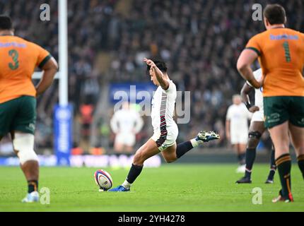 9. November 2024; Allianz Stadium, London, England: Herbstrugby International, England gegen Australien; Marcus Smith aus England schießt ein Elfmetertor für 18-14 Stockfoto