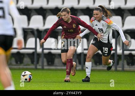 Lotte Vanderhaegen (19) aus Belgien und Samira Di Lauro (19) aus Deutschland, dargestellt während eines Fußballspiels zwischen den Nationalfrauen unter 17 Mannschaften aus Deutschland und Belgien in der U17-UEFA-U17-Runde 1 Spieltag 3 in der Gruppe A2 am Samstag, 9. November 2024 in Tubize , Belgien . FOTO SPORTPIX | David Catry Stockfoto