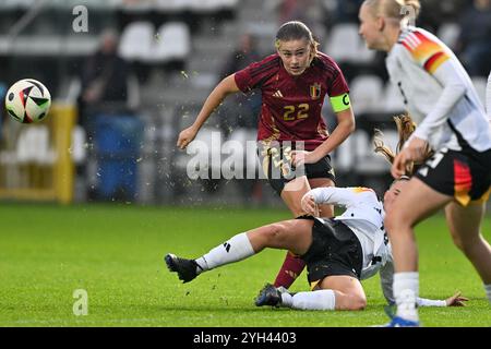Clementine Reynebeau (22) aus Belgien und Samira Di Lauro (19) aus Deutschland, dargestellt während eines Fußballspiels zwischen den Nationalfrauen unter 17 Mannschaften aus Deutschland und Belgien in der UEFA-U17-Wettkampfrunde 1 Spieltag 3 in der Gruppe A2 am Samstag, 9. November 2024 in Tubize , Belgien . FOTO SPORTPIX | David Catry Stockfoto