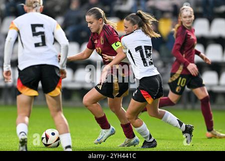 Clementine Reynebeau (22) aus Belgien und Samira Di Lauro (19) aus Deutschland, dargestellt während eines Fußballspiels zwischen den Nationalfrauen unter 17 Mannschaften aus Deutschland und Belgien in der UEFA-U17-Wettkampfrunde 1 Spieltag 3 in der Gruppe A2 am Samstag, 9. November 2024 in Tubize , Belgien . FOTO SPORTPIX | David Catry Stockfoto