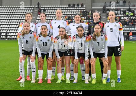 Spieler aus Deutschland mit Lotta Wrede (8) aus Deutschland, Lenelotte Muller (2) aus Deutschland, Mia-Lena Maas (4) aus Deutschland, Janita Jolien Kramer (9) aus Deutschland, Torhüterin Sophie Klein (1) aus Deutschland, Luzie Zahringer (5) aus Deutschland, Marie Gmeineder (6) aus Deutschland, Paula Rintzner (18) aus Deutschland, Jonna Maj Wrede (11) aus Deutschland, Kassandra (10) aus Deutschland Zoe Schick (7) aus Deutschland posiert für ein Mannschaftsfoto während eines Fußballspiels zwischen den Nationalmannschaften der U17-Nationalmannschaften Deutschlands und Belgiens in der UEFA-U17-Runde 1 Spieltag 3 in der Gruppe A2 am Samstag, den 9. November 2024 in Tubize Stockfoto