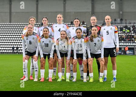 Spieler aus Deutschland mit Lotta Wrede (8) aus Deutschland, Lenelotte Muller (2) aus Deutschland, Mia-Lena Maas (4) aus Deutschland, Janita Jolien Kramer (9) aus Deutschland, Torhüterin Sophie Klein (1) aus Deutschland, Luzie Zahringer (5) aus Deutschland, Marie Gmeineder (6) aus Deutschland, Paula Rintzner (18) aus Deutschland, Jonna Maj Wrede (11) aus Deutschland, Kassandra (10) aus Deutschland Zoe Schick (7) aus Deutschland posiert für ein Mannschaftsfoto während eines Fußballspiels zwischen den Nationalmannschaften der U17-Nationalmannschaften Deutschlands und Belgiens in der UEFA-U17-Runde 1 Spieltag 3 in der Gruppe A2 am Samstag, den 9. November 2024 in Tubize Stockfoto