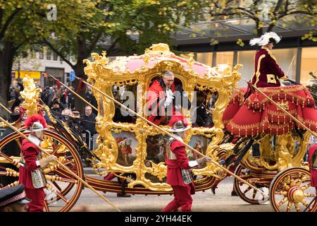 City of London UK 9. November 2024. Der 696. Lord Mayor of London, Alderman Alastair King, winkte der Menge von seinem goldenen State Coach vor Doggett’s Coat und Badge Men zu. Er nahm an der Show des Bürgermeisters Teil, während er eine drei Meilen lange Prozession begleitete. Quelle: Xiu Bao/Alamy Live News Stockfoto