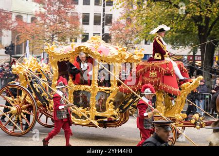 City of London UK 9. November 2024. Der 696. Lord Mayor of London, Alderman Alastair King, winkte der Menge von seinem goldenen State Coach vor Doggett’s Coat und Badge Men zu. Er nahm an der Show des Bürgermeisters Teil, während er eine drei Meilen lange Prozession begleitete. Quelle: Xiu Bao/Alamy Live News Stockfoto