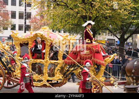 City of London UK 9. November 2024. Der 696. Lord Mayor of London, Alderman Alastair King, winkte der Menge von seinem goldenen State Coach vor Doggett’s Coat und Badge Men zu. Er nahm an der Show des Bürgermeisters Teil, während er eine drei Meilen lange Prozession begleitete. Quelle: Xiu Bao/Alamy Live News Stockfoto