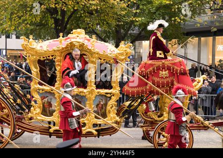 City of London UK 9. November 2024. Der 696. Lord Mayor of London, Alderman Alastair King, winkte der Menge von seinem goldenen State Coach vor Doggett’s Coat und Badge Men zu. Er nahm an der Show des Bürgermeisters Teil, während er eine drei Meilen lange Prozession begleitete. Quelle: Xiu Bao/Alamy Live News Stockfoto