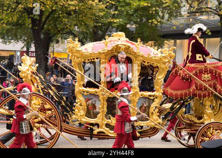 City of London UK 9. November 2024. Der 696. Lord Mayor of London, Alderman Alastair King, winkte der Menge von seinem goldenen State Coach vor Doggett’s Coat und Badge Men zu. Er nahm an der Show des Bürgermeisters Teil, während er eine drei Meilen lange Prozession begleitete. Quelle: Xiu Bao/Alamy Live News Stockfoto