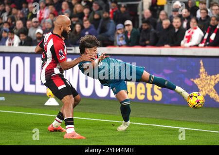 Brentfords Bryan Mbeumo (links) und Bournemouths Milos Kerkez kämpfen um den Ball während des Premier League-Spiels im Gtech Community Stadium in London. Bilddatum: Samstag, 9. November 2024. Stockfoto