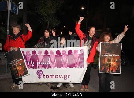 Athen, Griechenland. 7. November 2024. Mitglieder der feministischen Gruppe protestieren zur Unterstützung der iranischen Frau Ahou Daryaei vor der iranischen Botschaft, die Plakate mit der Aufschrift „Wir werden für die Freiheit des Lebens der Frauen kämpfen“ hält. Amnesty forderte die Freilassung des Schülers Ahou Daryaei (Ahoo Daryae), der verhaftet wurde, nachdem er ihre Kleidung ausgezogen hatte, um gegen die strikte islamische Kleiderordnung zu protestieren. Quelle: Dimitris Aspiotis/Alamy Stockfoto