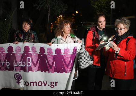 Athen, Griechenland. 7. November 2024. Mitglieder der feministischen Gruppe protestieren zur Unterstützung der iranischen Frau Ahou Daryaei außerhalb der iranischen Botschaft. Amnesty forderte die Freilassung des Schülers Ahou Daryaei (Ahoo Daryae), der verhaftet wurde, nachdem er ihre Kleidung ausgezogen hatte, um gegen die strikte islamische Kleiderordnung zu protestieren. Quelle: Dimitris Aspiotis/Alamy Stockfoto