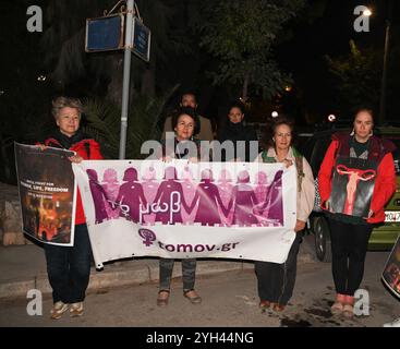 Athen, Griechenland. 7. November 2024. Mitglieder der feministischen Gruppe protestieren zur Unterstützung der iranischen Frau Ahou Daryaei vor der iranischen Botschaft, die Plakate mit der Aufschrift „Wir werden für die Freiheit des Lebens der Frauen kämpfen“ hält. Amnesty forderte die Freilassung des Schülers Ahou Daryaei (Ahoo Daryae), der verhaftet wurde, nachdem er ihre Kleidung ausgezogen hatte, um gegen die strikte islamische Kleiderordnung zu protestieren. Quelle: Dimitris Aspiotis/Alamy Stockfoto