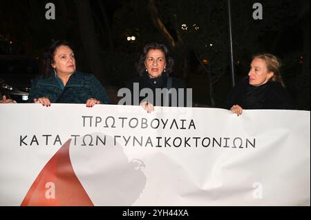 Athen, Griechenland. 7. November 2024. Mitglieder der feministischen Gruppe protestieren zur Unterstützung der iranischen Frau Ahou Daryaei außerhalb der iranischen Botschaft. Amnesty forderte die Freilassung des Schülers Ahou Daryaei (Ahoo Daryae), der verhaftet wurde, nachdem er ihre Kleidung ausgezogen hatte, um gegen die strikte islamische Kleiderordnung zu protestieren. Quelle: Dimitris Aspiotis/Alamy Stockfoto