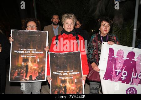 Athen, Griechenland. 7. November 2024. Mitglieder der feministischen Gruppe protestieren zur Unterstützung der iranischen Frau Ahou Daryaei vor der iranischen Botschaft, die Plakate mit der Aufschrift „Wir werden für die Freiheit des Lebens der Frauen kämpfen“ hält. Amnesty forderte die Freilassung des Schülers Ahou Daryaei (Ahoo Daryae), der verhaftet wurde, nachdem er ihre Kleidung ausgezogen hatte, um gegen die strikte islamische Kleiderordnung zu protestieren. Quelle: Dimitris Aspiotis/Alamy Stockfoto