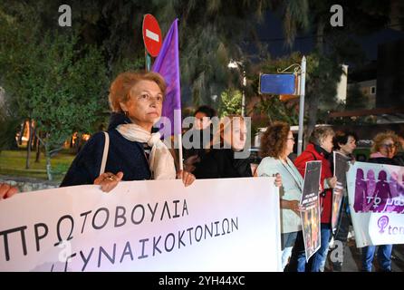 Athen, Griechenland. 7. November 2024. Mitglieder der feministischen Gruppe protestieren zur Unterstützung der iranischen Frau Ahou Daryaei außerhalb der iranischen Botschaft. Amnesty forderte die Freilassung des Schülers Ahou Daryaei (Ahoo Daryae), der verhaftet wurde, nachdem er ihre Kleidung ausgezogen hatte, um gegen die strikte islamische Kleiderordnung zu protestieren. Quelle: Dimitris Aspiotis/Alamy Stockfoto