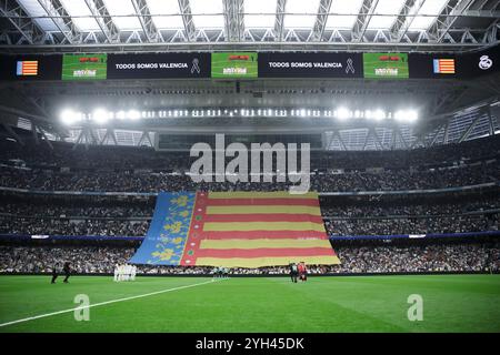 MADRID, SPANIEN - 9. November: Eine Flagge der valencianischen Gemeinde im Santiago Bernabeu als Hommage an die Menschen, die während des Spiels der Liga 2024/25 zwischen Real Madrid und Osasuna im Santiago Bernabeu-Stadion in Valencia ums Leben kamen. (Foto: Guillermo Martinez) Guillermo Martinez/Alamy Live News Stockfoto