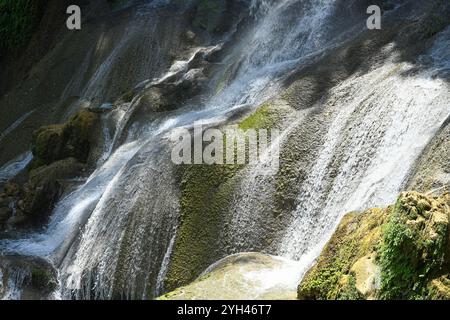 El Nicho Wasserfälle in Kuba. El Nicho liegt im Gran Parque Natural Topes de Collantes, einem bewaldeten Park, der sich über die Sierra Esca erstreckt Stockfoto