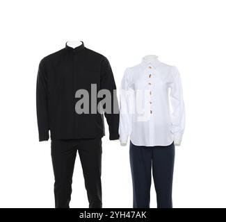 Weibliche und männliche Schaufensterpuppen mit stilvollen Outfits isoliert auf weiß Stockfoto