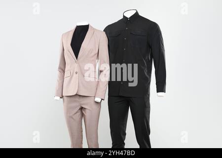 Weibliche und männliche Schaufensterpuppen mit stilvollen Outfits auf hellem Hintergrund Stockfoto