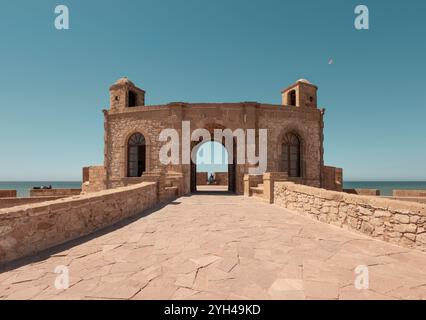 Die antike Steinfestung Skala de la Kasbah in Essaouira, (ehemals Mogador), Bogengang zu Küstenmauern, Weltkulturerbe, Marokko Stockfoto